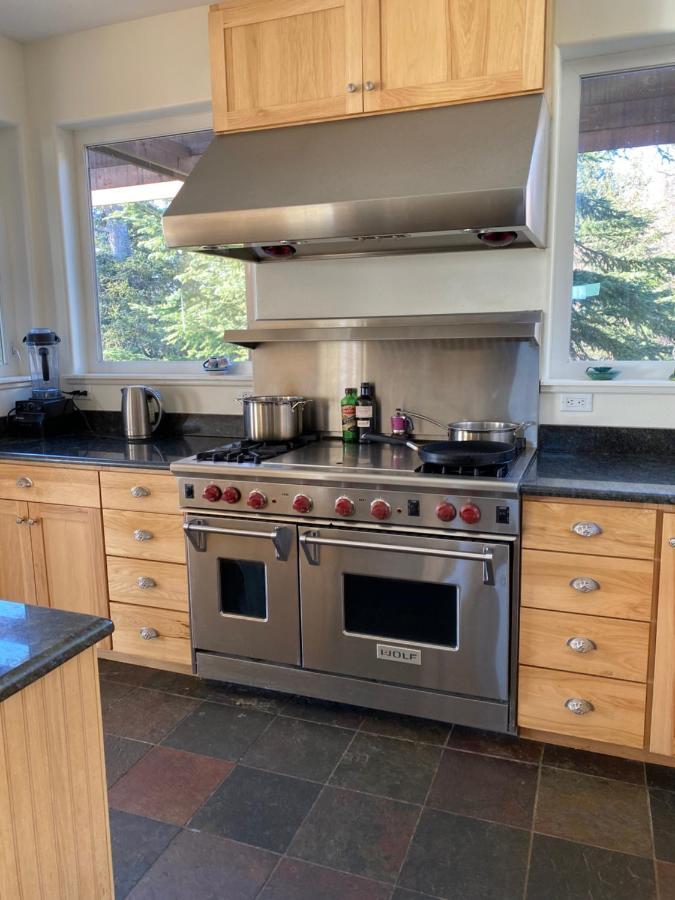 Frenchy'S Adventure Bed And Breakfast Anchorage Eksteriør bilde